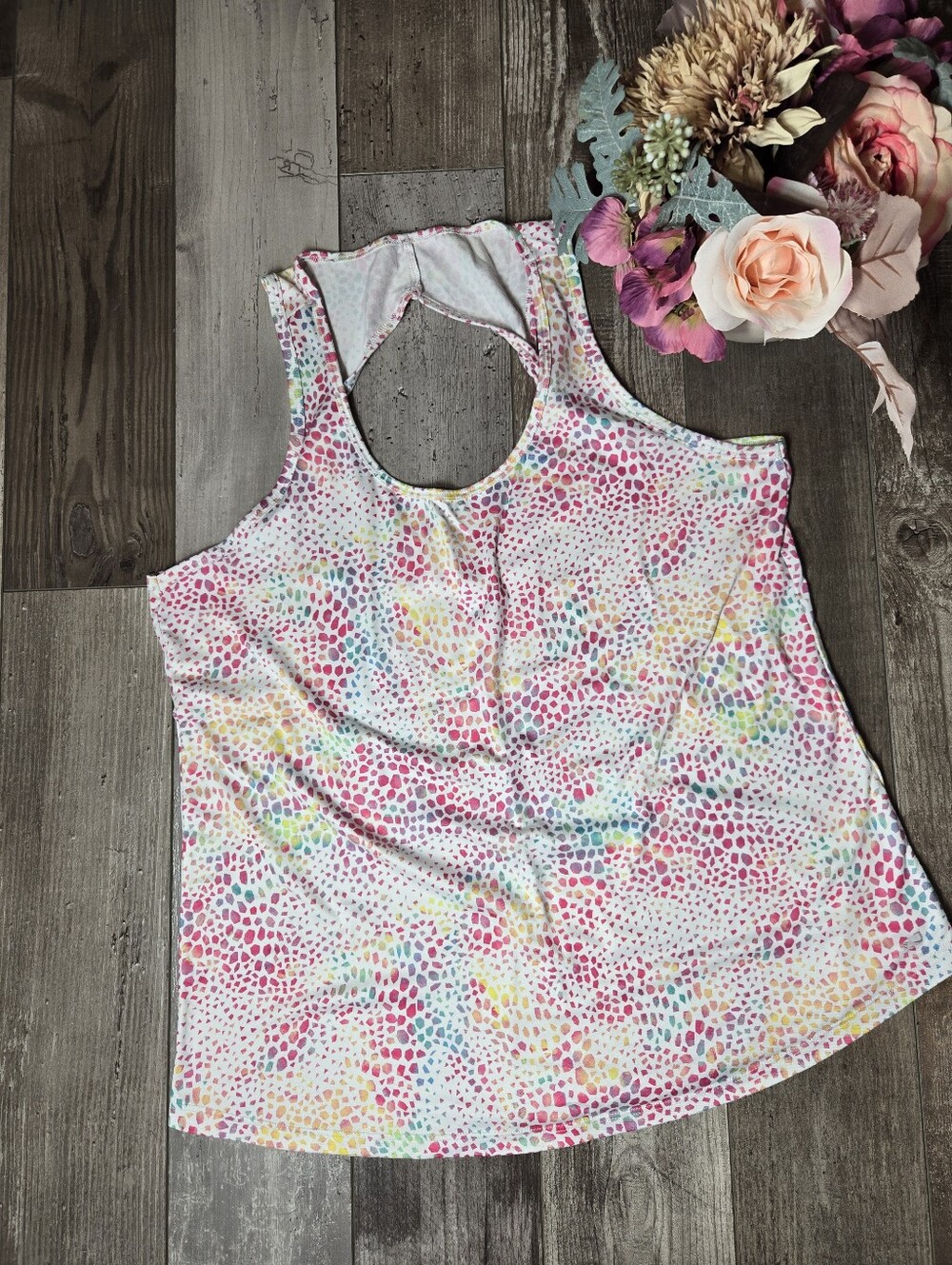 Marika Multicolor Geometric Keyhole Back Athletic Tank Top – Size Medium